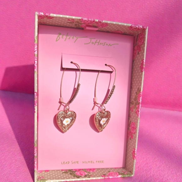 Betsey Johnson Jewelry - NEW Betsey Johnson Women's Sweetheart Daisy Heart Dangle Earrings Gold Tone NWT